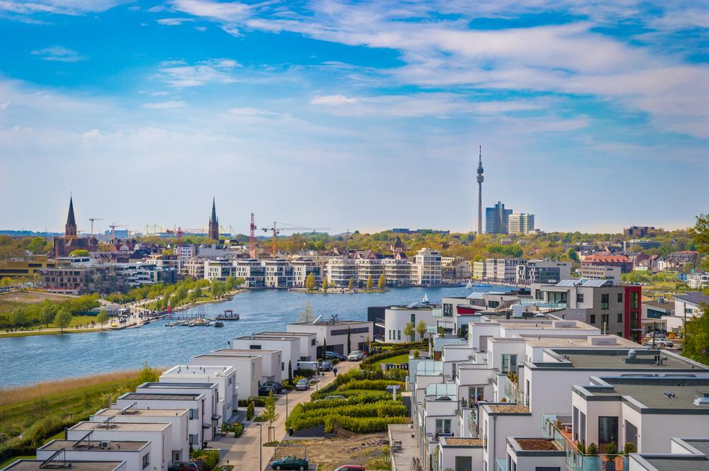 Phoenix See in Dortmund mit der Stadtsilhouette im Hintergrund