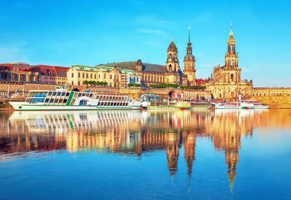 Dresdner Altstadt mit Frauenkirche und Hofkirche an der Elbe