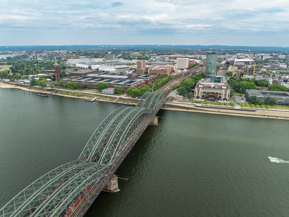 Hohenzollernbrücke und Rhein aus der Luft in Köln