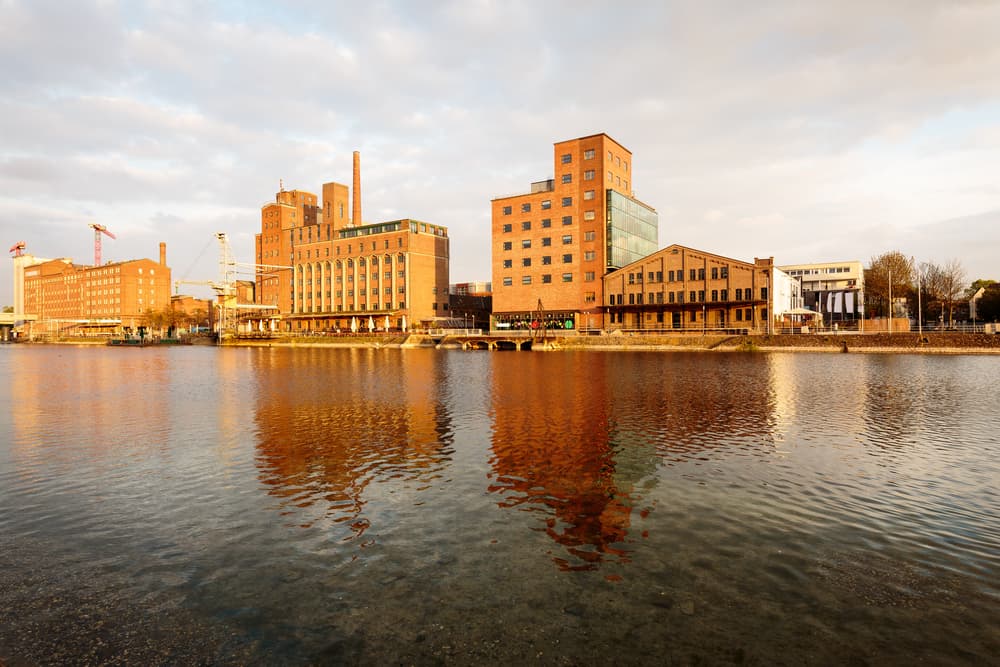 Duisburger Innenhafen im Abendlicht