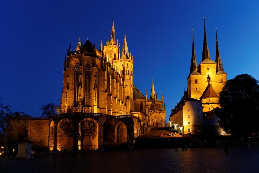 Beleuchteter Erfurter Dom und Severikirche in der Abenddämmerung