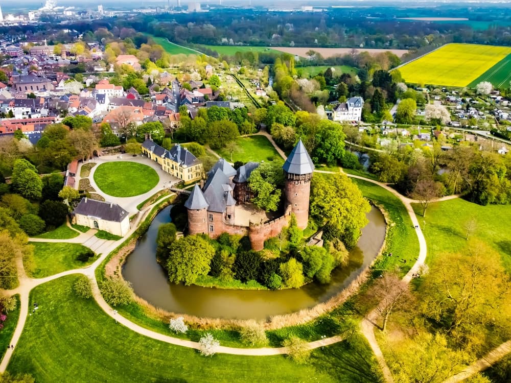 Luftaufnahme der Burg Linn mit Wassergraben und Park in Krefeld