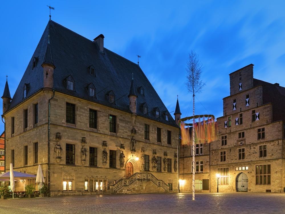 Historisches Rathaus und Stadtwaage am Osnabrücker Marktplatz in der Abenddämmerung